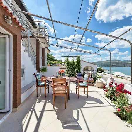 Casa de Férias Luxurious In Arbanija With Jacuzzi