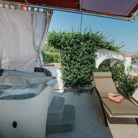 Casa de Férias Luxurious In Arbanija With Jacuzzi