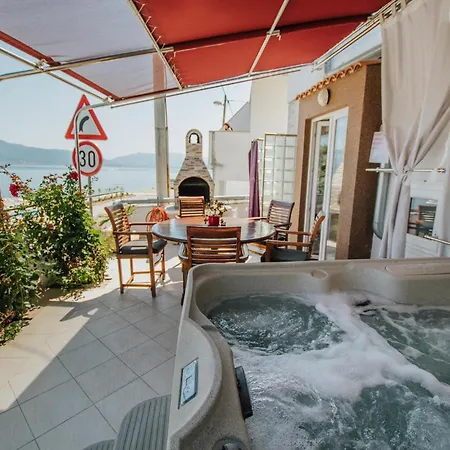 Luxurious In Arbanija With Jacuzzi Trogir