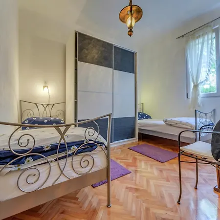 Luxurious In Arbanija With Jacuzzi