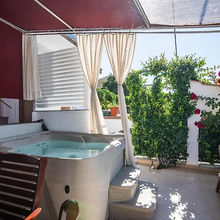 Feriehus Luxurious In Arbanija With Jacuzzi Trogir