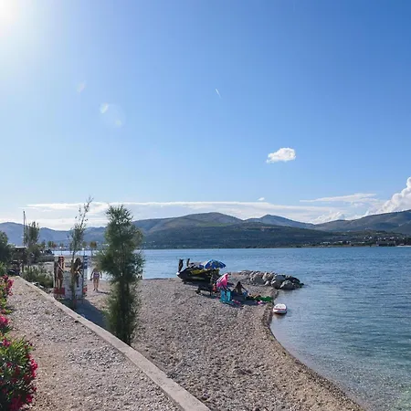 Feriehus Luxurious In Arbanija With Jacuzzi