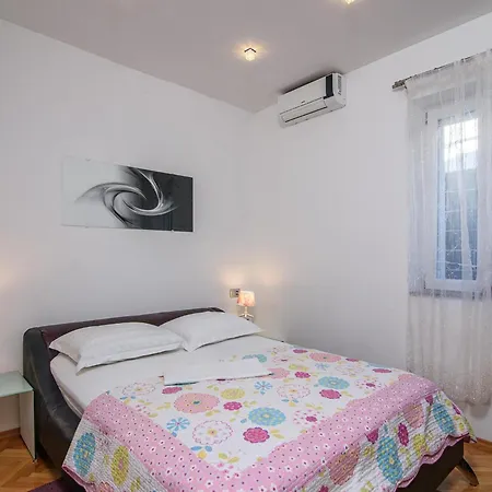 Feriehus Luxurious In Arbanija With Jacuzzi Trogir