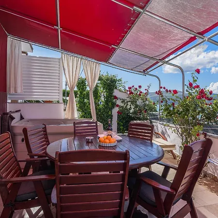 Luxurious In Arbanija With Jacuzzi *