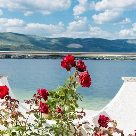 Luxurious In Arbanija With Jacuzzi *