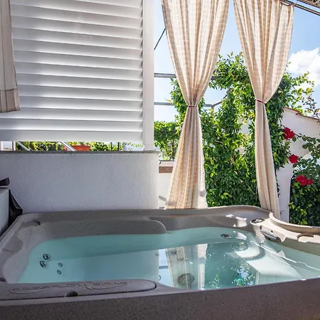 Luxurious In Arbanija With Jacuzzi
