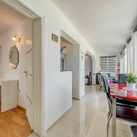 Luxurious In Arbanija With Jacuzzi Trogir