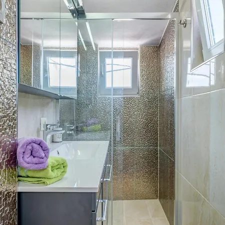 Luxurious In Arbanija With Jacuzzi Trogir